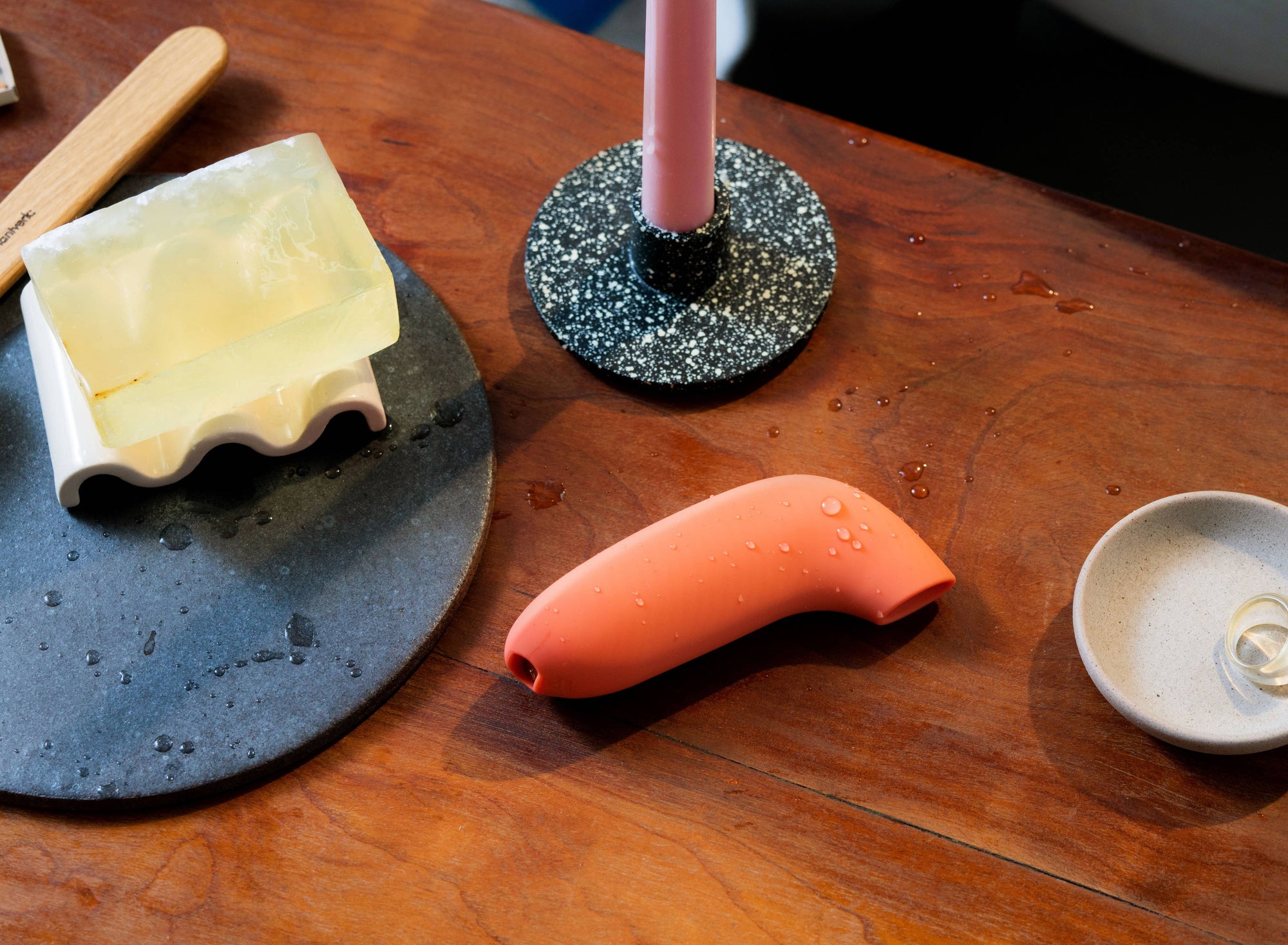 Aer, Suction Toy