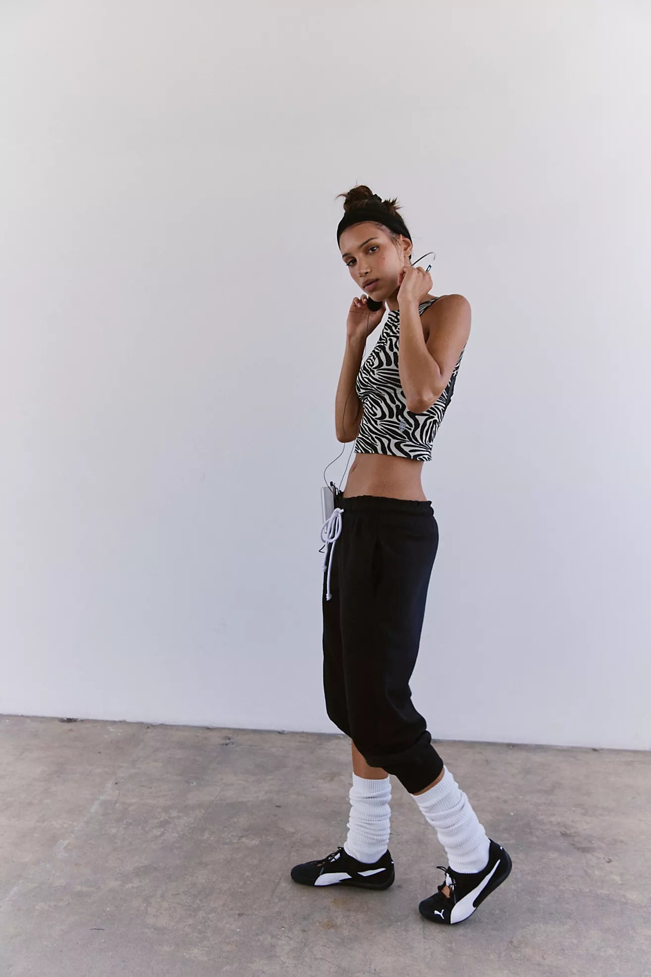 Flutter Cropped Jogger (Black)